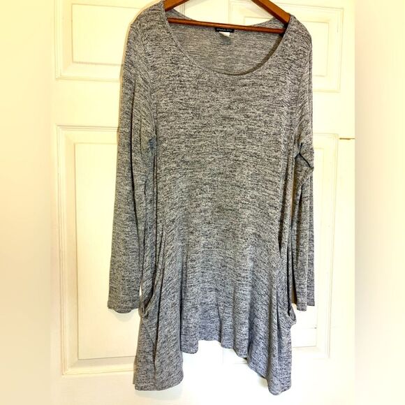 Olivia Blu Sweaters - Olivia Blu asymmetrical sweater, pockets, excellent condition, size large